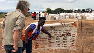 Wolfgang Niedecken schaut sich die Verteilung von Lebensmittel in dem Camp an