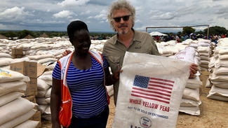 Wolfgan Niedecken schaut sich die Verteilung von Lebensmittel in dem Camp an