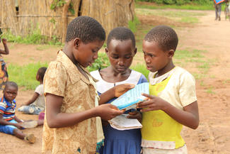 Lesecamps von World Vision fördern in vielen afrikanischen  Dörfern, u.a. in Malawi, die Lese-und Lernerfolge bei Kindern. 