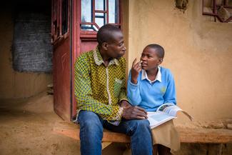 Patenkind Isabelle aus Ruanda mit ihrem Vater.