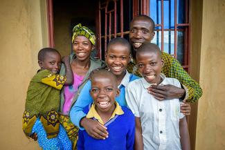 Patenkind Isabelle aus Ruanda mit ihrer Familie.