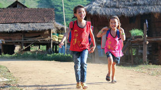 Zwei Schulmädchen in Vietnam