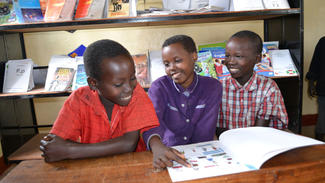 Kinder in Burundi beim Lesen