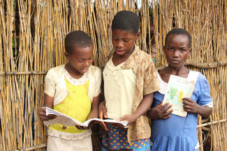 Im Lesecamp eines World Vision-Bildungsprogramms in Malawi üben Grundschulkinder das Lesen von Geschichten in ihrer Muttersprache.