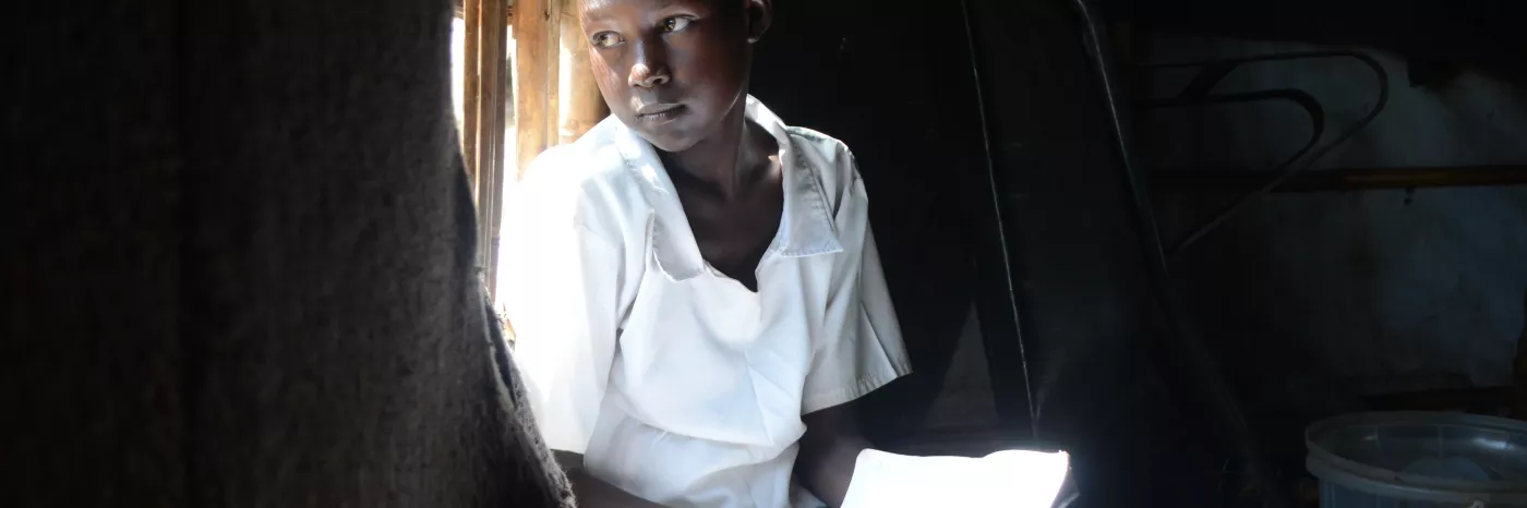 Flüchtlingskind Nyamal kann im Camp zur Schule gehen.