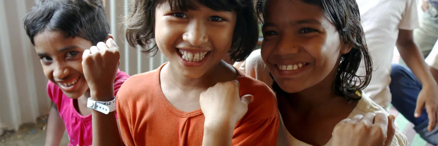 In Bangladesch erhalten die Kinder Armbänder, um im Katastrophenfall gefunden zu werden