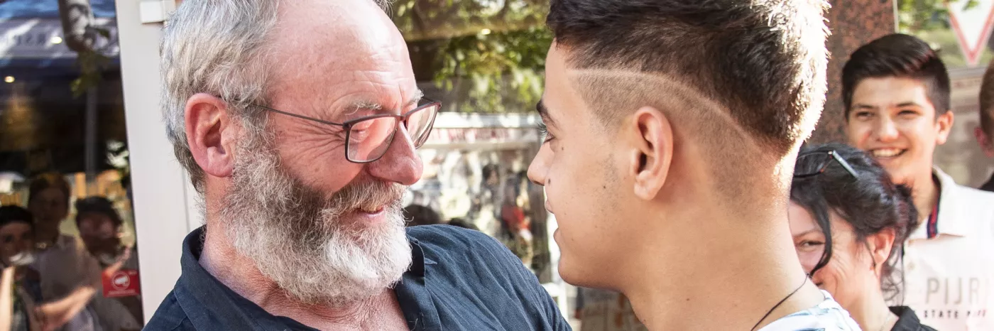 Liam Cunningham besucht Hussams Filmpremiere in Deutschland