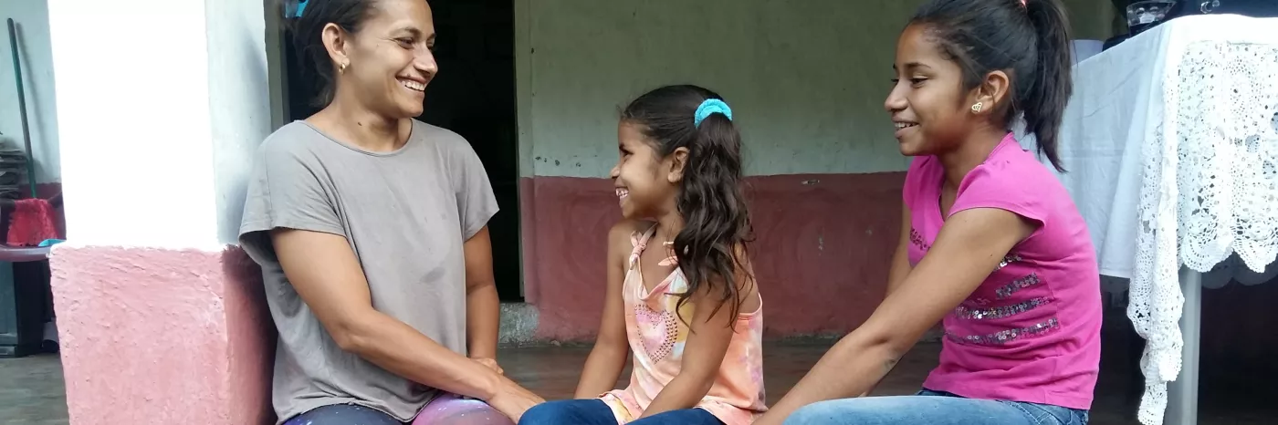 Delmi lernt mit World Vision Honduras eine andere Art der Erziehung