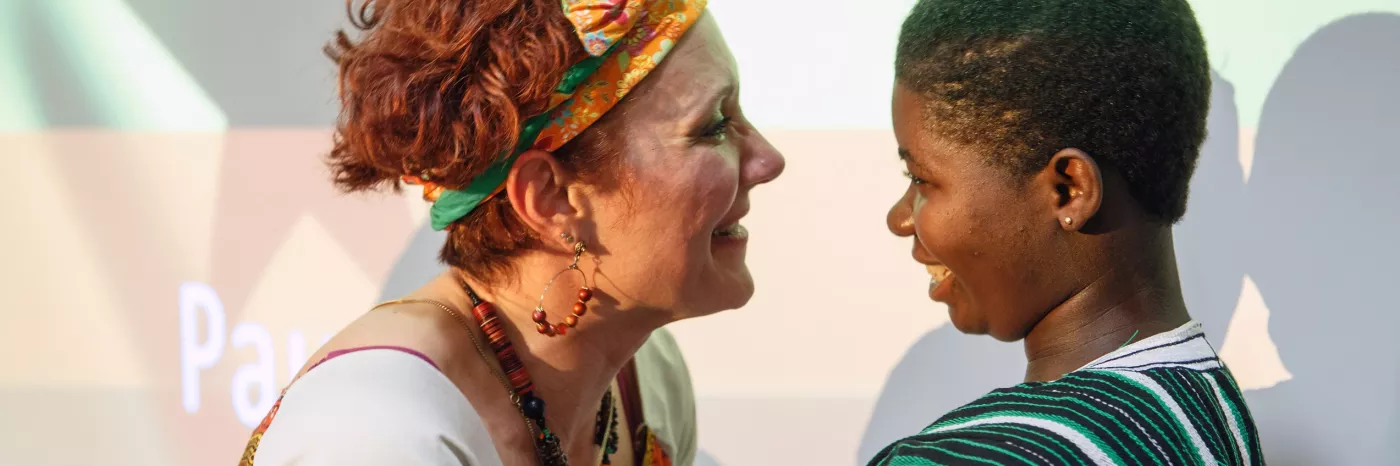 Patin Nicole Mang freut sich über das Wiedersehen mit Patenkind Judith