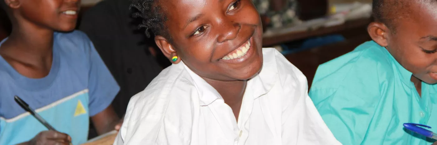 Lachende Schülerin in Mosambik