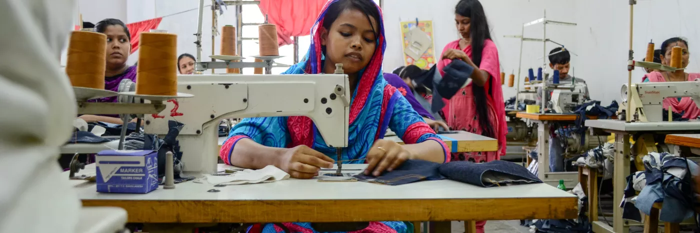 Mädchen arbeitet an der Nähmaschine 