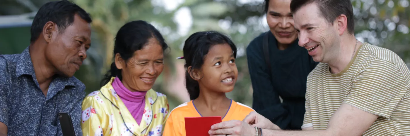 Jon Bauer beim Patenbesuch in Kambodscha