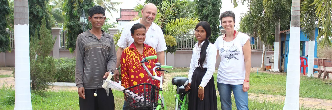 Yvonne und Jörg-Peter Liebscher mit ihrem Patenkind Kech in Kambodscha
