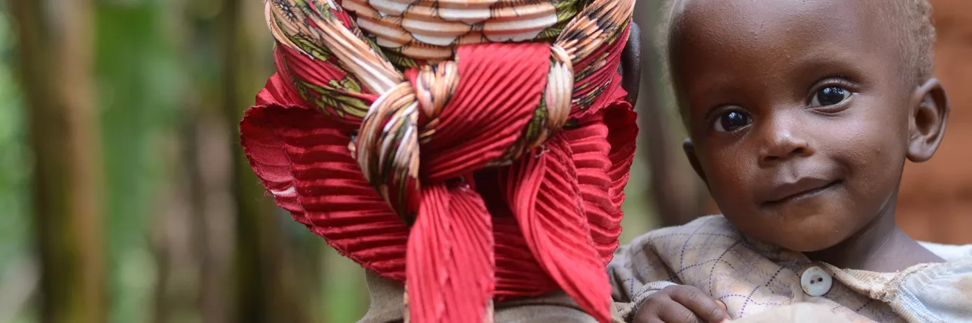 Mädchen auf dem Arm seiner Mutter in Burundi