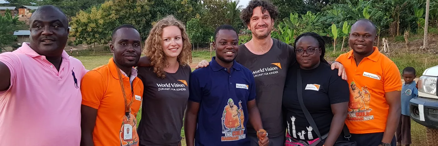 World Vision Mitarbeiter vor Ort in Ghana