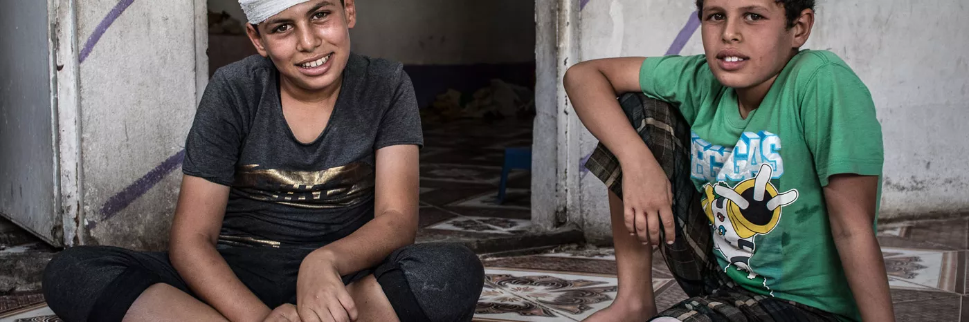Omar und sein Bruder Ahmed wurden bei einem Bombeneinschlag in Mossul verletzt