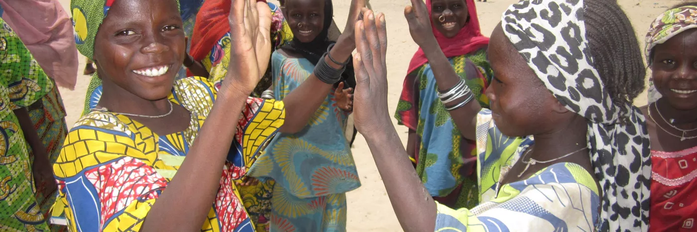 Kinderschutz: Spielende Mädchen im Tschad