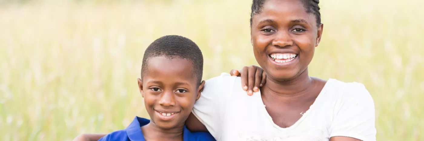 Patenkind Moinina mit seiner Mutter in Sierra Leone