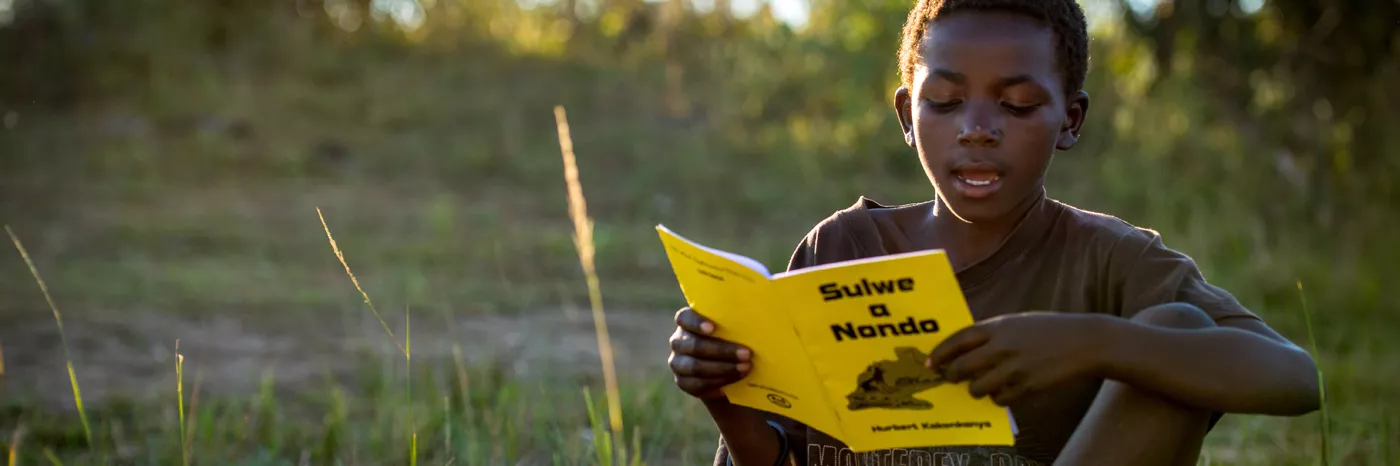 Lightwell ist in ein Buch versunken.