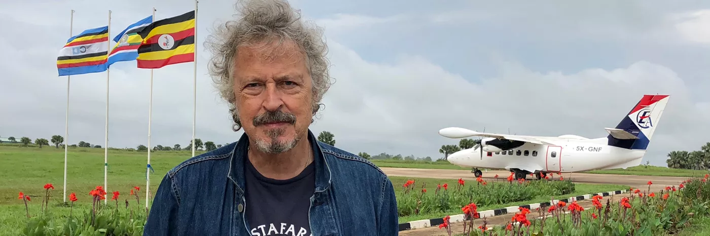 Wolfgang Niedecken kommt am Flughafen in Gulu an