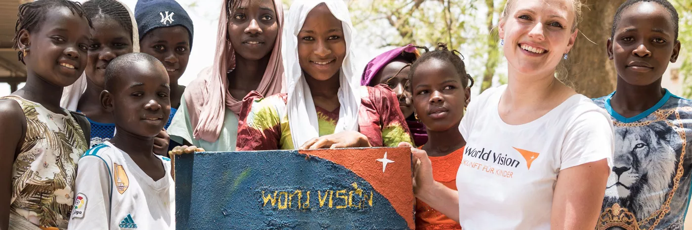 Katrin Schlegel mit Kindern aus Neteboulou