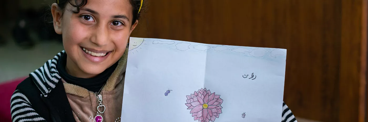 Raja (Name geändert) aus Mossul: Sie malt gerne Orte in der Natur, an denen sie gerne sein würde. Foto: World Vision / Brett Tarver