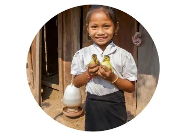 Es reicht! Kind mit einer kleinen Ente in Laos