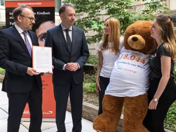 Petitionsübergabe Jede Kindheit zählt