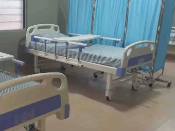Patientenbetten der neuen Gesundheitsstation in Ghana
