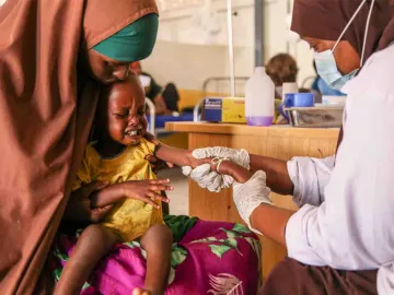 Unterernährtes Kind bei der Gesundheitskontrolle