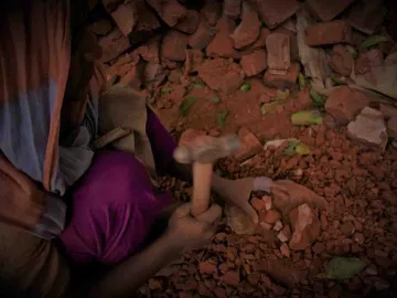 Mädchen beim Steineklopfen