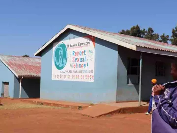 Temavulane vor ihrer Schule