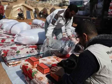 Verteilung von Alltagsgegenständen im Erdbebengebiet