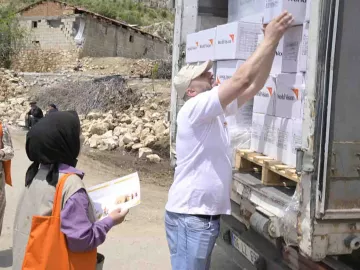 World Vision verteilt Dinge des täglichen Bedarfs