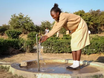 Mädchen erfreut sich an neuer Wasserstelle