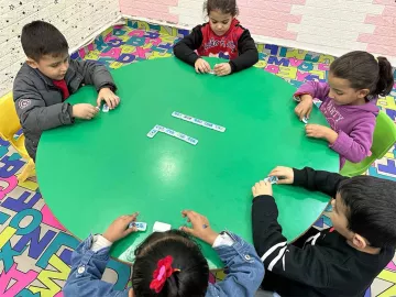 Geflüchtete syrische Kinder beim spielerischen Lernen