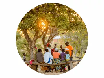 Mit einer Patenschaft bei World Vision Zukunft schenken: Gemeinde sitzt zusammen unter einem Baum