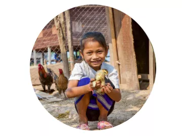 Es reicht! Kind mit einer kleinen Ente in Laos