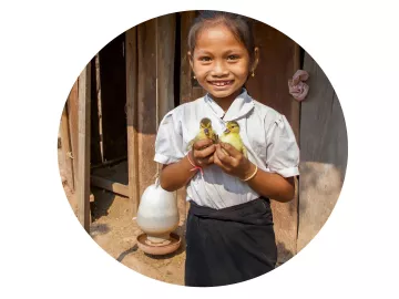 Es reicht! Kind mit einer kleinen Ente in Laos