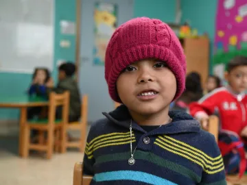 Schulkind im Klassenraum