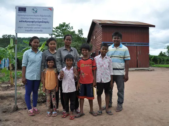 Vannak Mey mit ihrer Familie in Kambodscha
