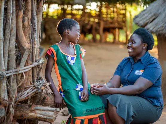 Mädchen mit World Vision Mitarbeiterin