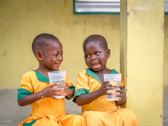 2 Kinder trinken Wasser