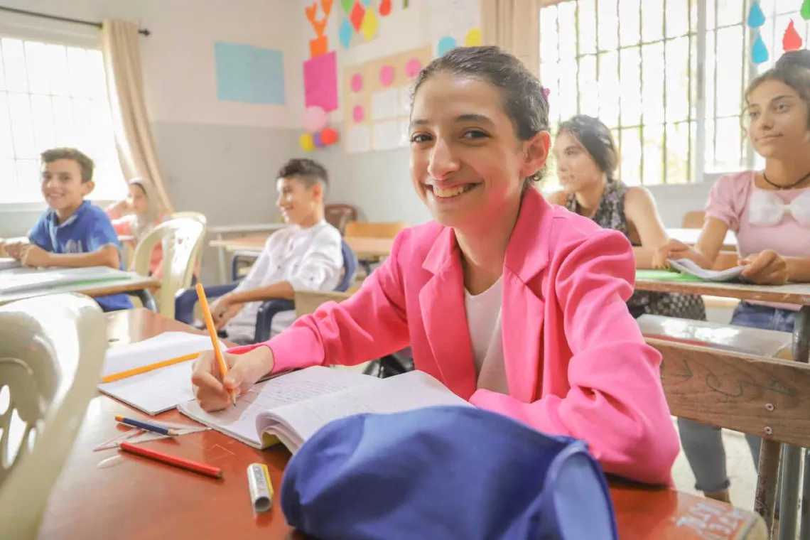 Mädchen in einem Klassenraum