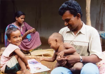 Geichberechtigung: Durch "Men Care" bringen sich Männer aktiver ins Familienleben ein.