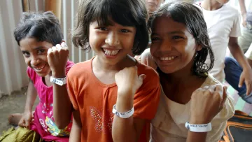 Arche und ihre Freundinnen freuen sich über das Identifikations-Armband von World Vision