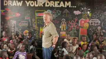 Wolfgang Niedecken besucht ein child friendly space in Uganda