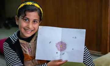 Die kriegsverletzte Raja (Name geändert) hat im Kinderzentrum in Mossul zurück ins Leben gefunden.