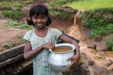 Rajima in Indien holt Wasser. 