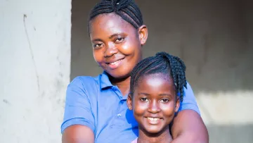 Patenkind Isata aus Sierra Leone mit ihrer Mutter